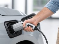 Charging an electric vehicle with a charging connector in a mode